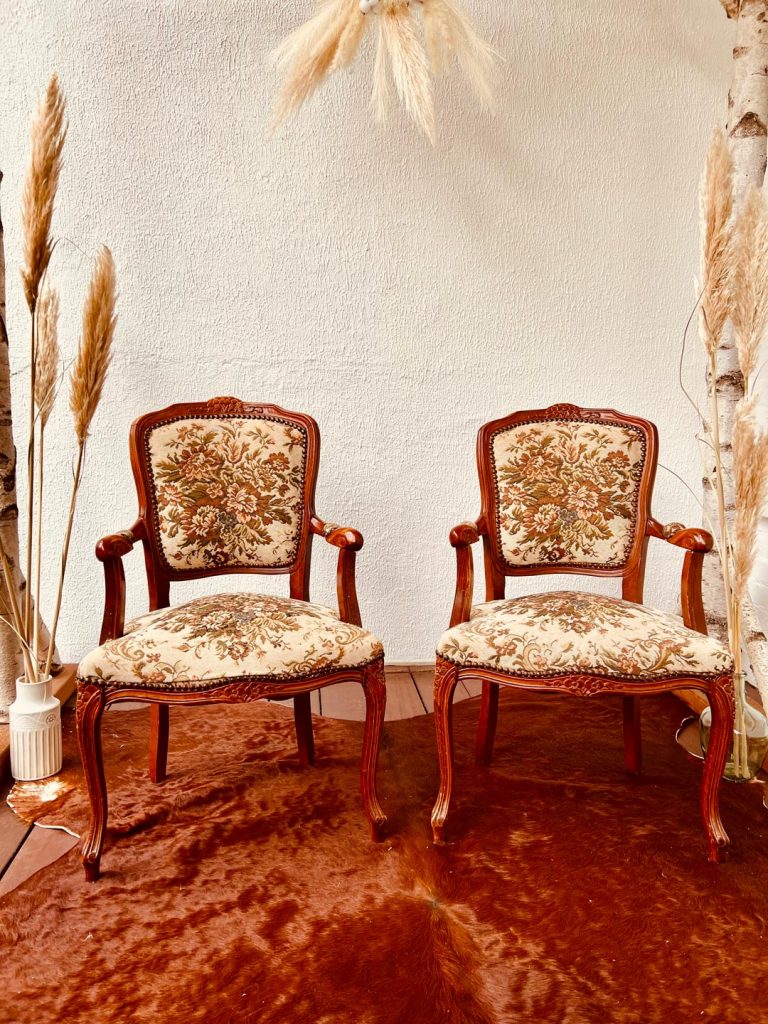 LieBella Dekoverleih Eventdesign Aachen -Trau-Stühle Vintage.